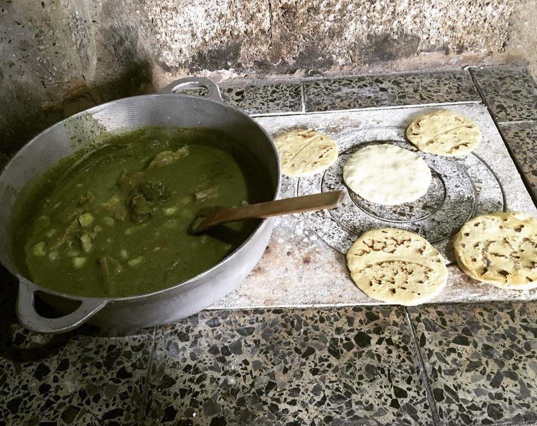 NuestroDiario's tweet photo. ¡Qué rico comer así! 😍 Buen provecho.
📷: @yahis5 #antojitos #jocon #tortillas #recados #antojitochapín #comidaguatemalteca https://t.co/0maKhlqS7V