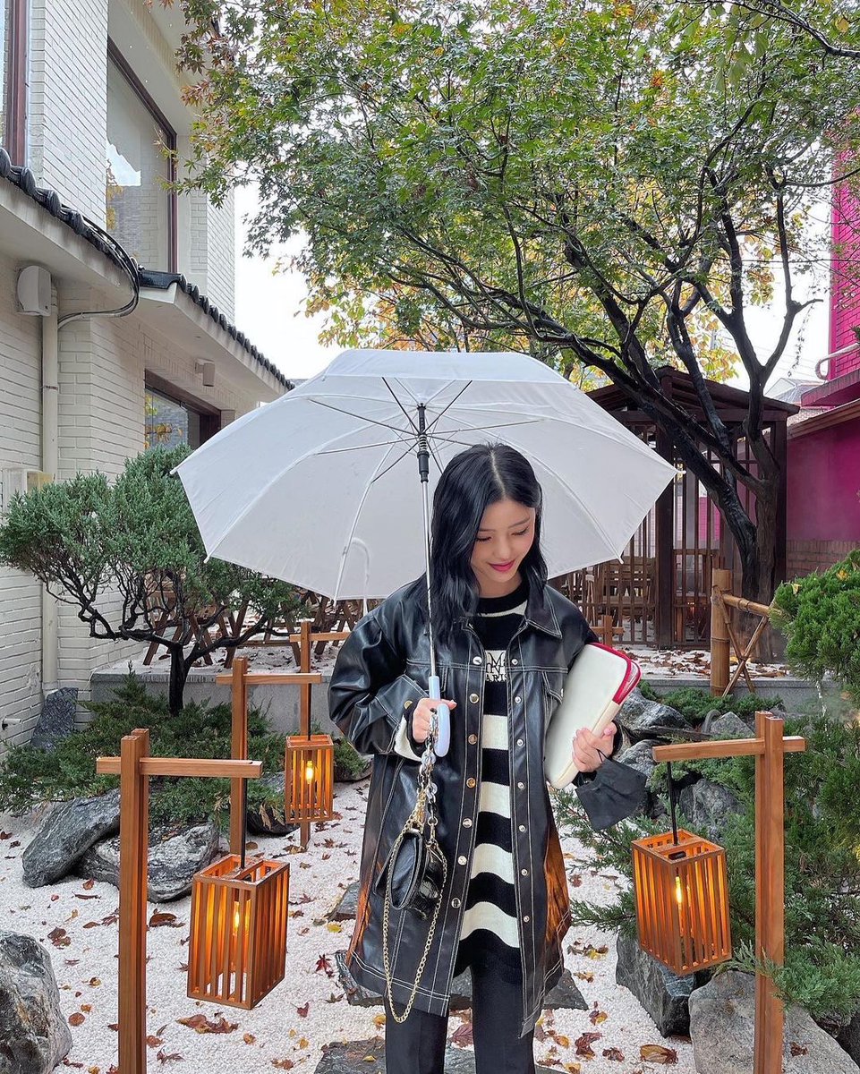 goyuarchives's tweet photo. [ ☂️ ] — #GoYujin #KoYujin #고유진 https://t.co/MmciHgV065