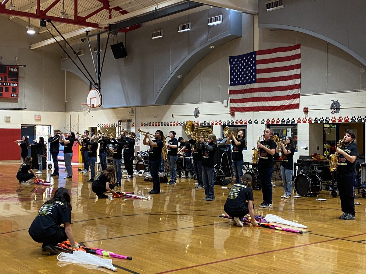 S_MEvans's tweet photo. Another amazing performance by the VHS music department this morning!  Added bonus seeing my kid! https://t.co/5ih0eqThfa