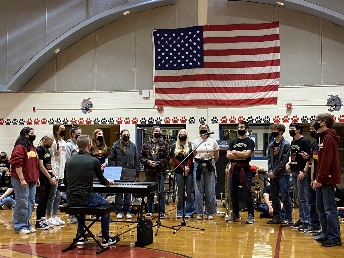 S_MEvans's tweet photo. Another amazing performance by the VHS music department this morning!  Added bonus seeing my kid! https://t.co/5ih0eqThfa