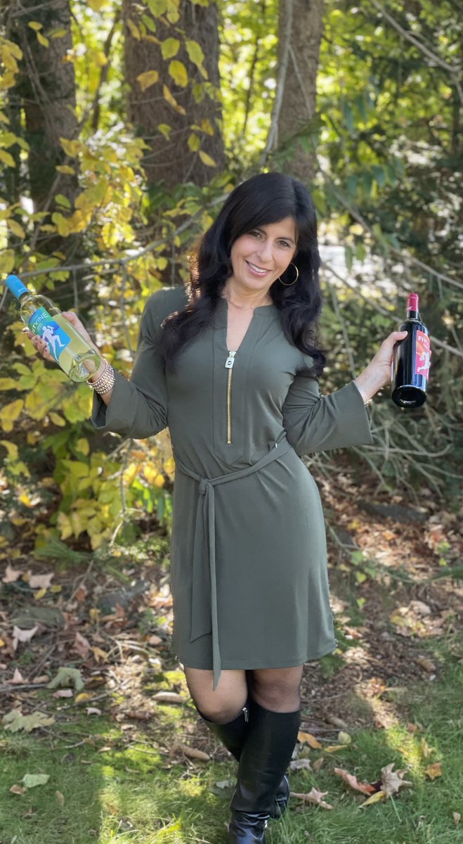 FBJFit's tweet photo. Just enjoying the colors of fall: #fitvinewine red and white. Happy #winesday #liveyourfit #fbjfit #wine #lesssugar #lesscarbs https://t.co/GtnmFKgnzS