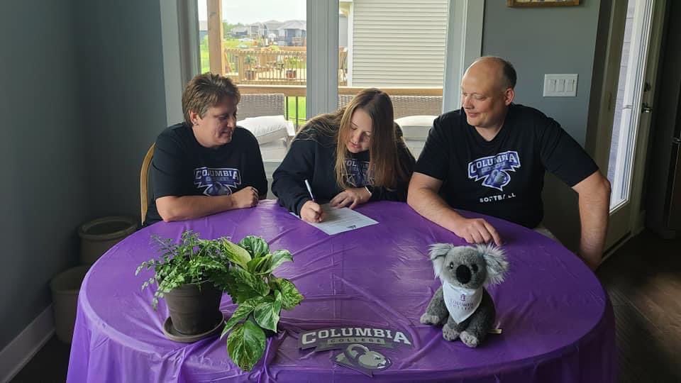 NEGold515's tweet photo. Congrats to NE Gold 515 @KynslyG on signing her NLI https://t.co/1JPylYg9yr