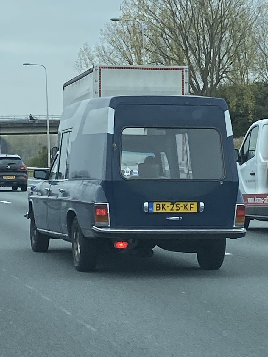 Brantsen's tweet photo. Zo kun je ook een #Strich8 rijden ja. #A2 https://t.co/CsWW9kSk7J