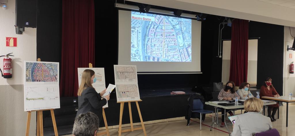participagetafe's tweet photo. La alcaldesa Sara Hernández, la concejala de barrio Elisabeth Melo y personal técnico dan detalles de próximas inversiones a realizar en el barrio de La Alhóndiga. #GetafeParticipa https://t.co/qRzajoMrnY