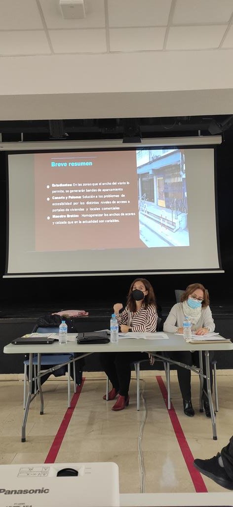 participagetafe's tweet photo. La alcaldesa Sara Hernández, la concejala de barrio Elisabeth Melo y personal técnico dan detalles de próximas inversiones a realizar en el barrio de La Alhóndiga. #GetafeParticipa https://t.co/qRzajoMrnY