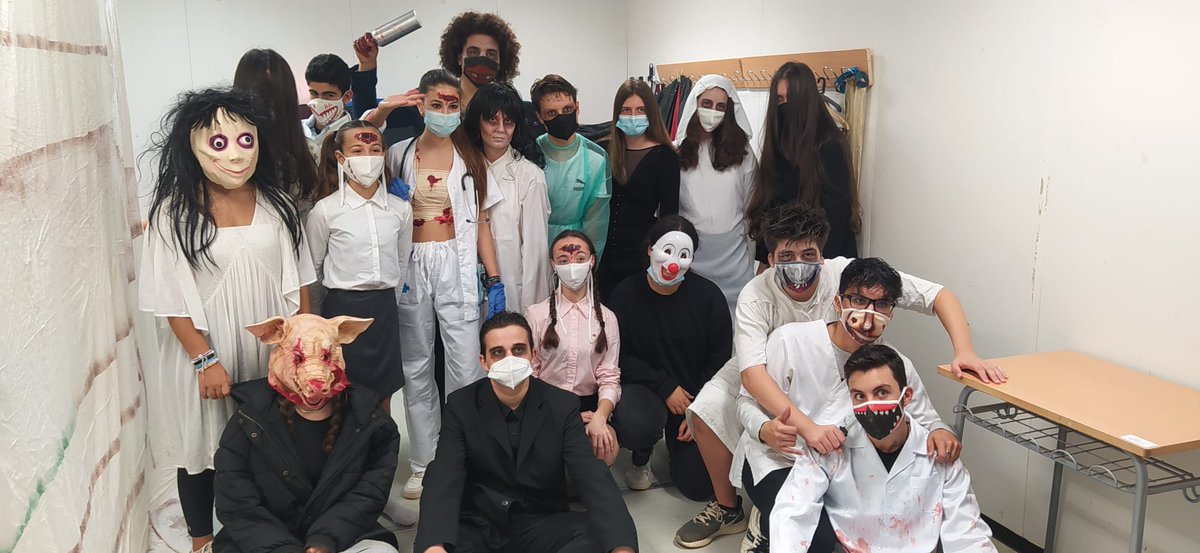 I aquí tenim als veritables herois i heroïnes del túnel del terror del passat #halloween2021 del <a href="/SunsiMora/">Institut Sunsi Móra</a>. Directors, actors, maquilladors, guionistes... són uns cracks! <a href="/ajcanetdemar/">Aj. Canet de Mar</a> <a href="/radiocanetdemar/">Ràdio Canet</a>