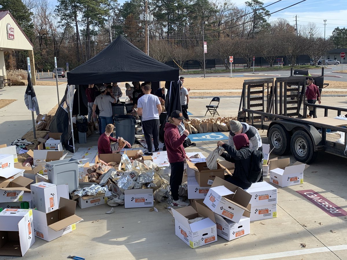 LittleRockWRES's tweet photo. We've partnered with the nonprofit Every Arkansan this year for our annual holiday Ham Sale.

Please consider purchasing a ham for yourself or donating one to a local family in need!

📰 https://t.co/8XLGjQujhv

#LittleRocksTeam https://t.co/7fiUWqWRu7