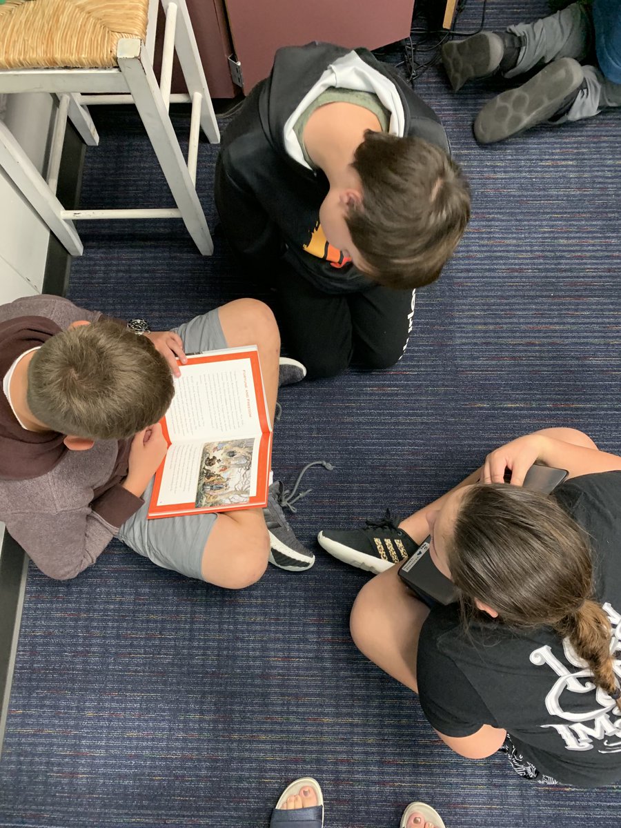 CafeauKate's tweet photo. When you lose your voice, shift ALL leadership &amp; learning to Ss. Partner-reading books about Colonial times + discussion board. ⁦@ClearCreekISD⁩ ⁦@BayEaglesSoar⁩ #bayimpact2021 https://t.co/OntPHfnV7w