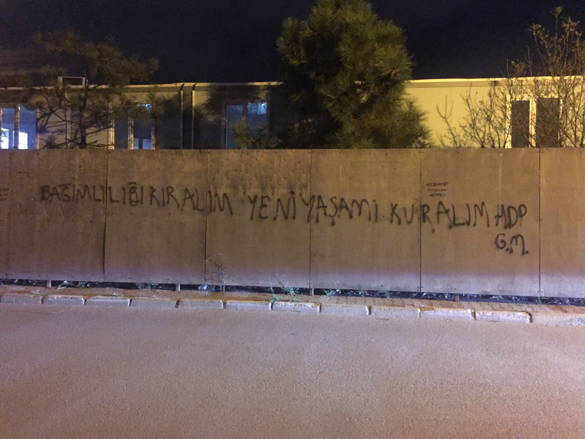 Hdpsancaktepeg2's tweet photo. Bağımlılığı Kıralım Yeni Yaşamı Kuralım şiarıyla, devletin mahallelerimize yönelik yozlaştırma ve uyuşturma politikalarına karşı sokaklardayız. Mahallerimizde uyuşturucuya geçit vermeyeceğiz! https://t.co/M8FxNimKsk