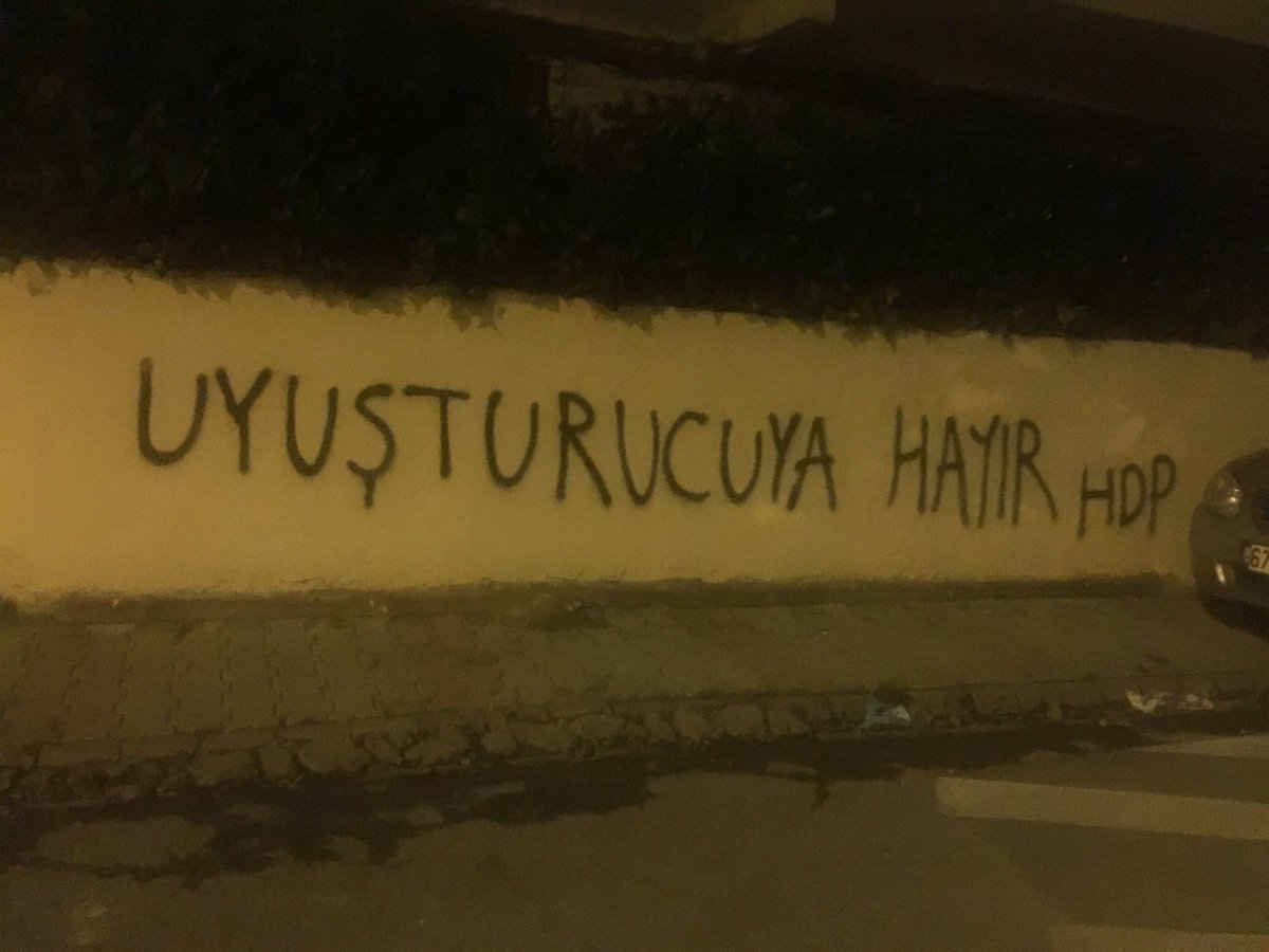 Hdpsancaktepeg2's tweet photo. Bağımlılığı Kıralım Yeni Yaşamı Kuralım şiarıyla, devletin mahallelerimize yönelik yozlaştırma ve uyuşturma politikalarına karşı sokaklardayız. Mahallerimizde uyuşturucuya geçit vermeyeceğiz! https://t.co/M8FxNimKsk
