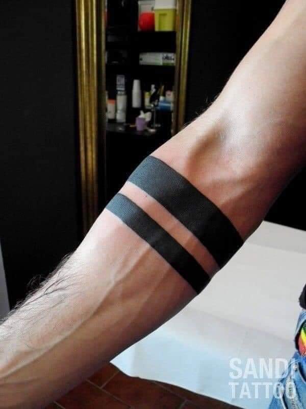 Roypapiroy's tweet photo. Me preguntan mucho el significado de este tatuaje 
Aquí se los dejo : 

La línea delgada representa lo frágil que es la vida y es fácil romperse 

Y la gruesa te la comes
Gracias por tu atención , salu2. https://t.co/Awuylaz1h3