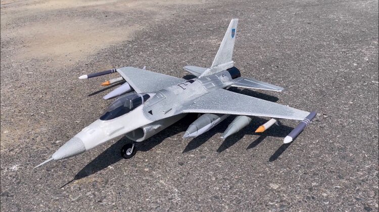 Alraisi2d's tweet photo. وبعد ثلاثة اشهر انتهيت من صناعة طائرة F-16 من سلاح الجو السلطاني العماني، استخدمت فيها محرك نفاث (كهربائي)، سرعة الطائرة القصوى ١٢٠ كم/ساعة، هذي بعض الصور من رحلة الطيران الأولى، رح اعرض فيديو الطيران في العيد الوطني

(الأسلحة على الطائرة غير حقيقية)

#العيد_الوطني_51_المجيد https://t.co/OLm0MQ5S3t