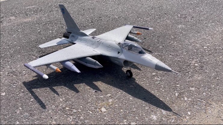 Alraisi2d's tweet photo. وبعد ثلاثة اشهر انتهيت من صناعة طائرة F-16 من سلاح الجو السلطاني العماني، استخدمت فيها محرك نفاث (كهربائي)، سرعة الطائرة القصوى ١٢٠ كم/ساعة، هذي بعض الصور من رحلة الطيران الأولى، رح اعرض فيديو الطيران في العيد الوطني

(الأسلحة على الطائرة غير حقيقية)

#العيد_الوطني_51_المجيد https://t.co/OLm0MQ5S3t