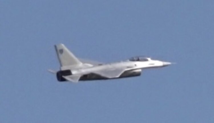 Alraisi2d's tweet photo. وبعد ثلاثة اشهر انتهيت من صناعة طائرة F-16 من سلاح الجو السلطاني العماني، استخدمت فيها محرك نفاث (كهربائي)، سرعة الطائرة القصوى ١٢٠ كم/ساعة، هذي بعض الصور من رحلة الطيران الأولى، رح اعرض فيديو الطيران في العيد الوطني

(الأسلحة على الطائرة غير حقيقية)

#العيد_الوطني_51_المجيد https://t.co/OLm0MQ5S3t