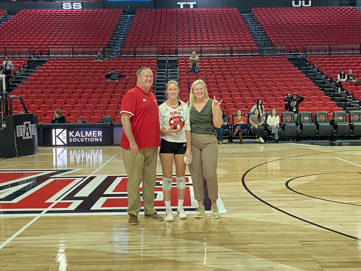 AStateVB's tweet photo. Milestones met: ✅
◾️ @JuliannaCramer: 1,000 assists
◾️ @maceyputt: 1,000 kills
◾️ @PaulinaSobolew6: 1,000 kills/1,000 digs
◾️ @tatumticknor: 2,000 digs
#WolvesUp🐺 https://t.co/xDRo2nmhwT