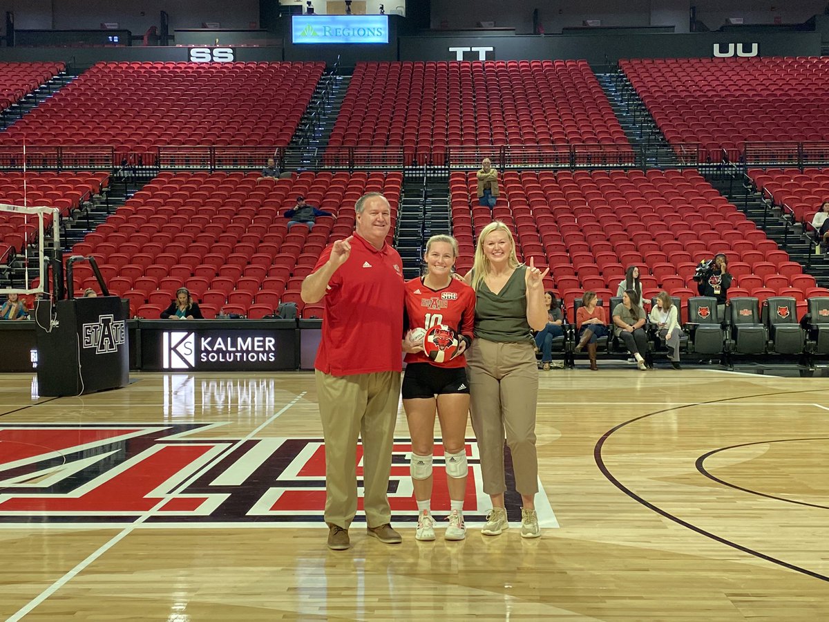 AStateVB's tweet photo. Milestones met: ✅
◾️ @JuliannaCramer: 1,000 assists
◾️ @maceyputt: 1,000 kills
◾️ @PaulinaSobolew6: 1,000 kills/1,000 digs
◾️ @tatumticknor: 2,000 digs
#WolvesUp🐺 https://t.co/xDRo2nmhwT