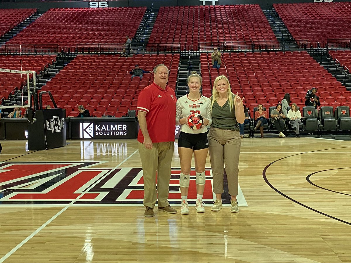 AStateVB's tweet photo. Milestones met: ✅
◾️ @JuliannaCramer: 1,000 assists
◾️ @maceyputt: 1,000 kills
◾️ @PaulinaSobolew6: 1,000 kills/1,000 digs
◾️ @tatumticknor: 2,000 digs
#WolvesUp🐺 https://t.co/xDRo2nmhwT