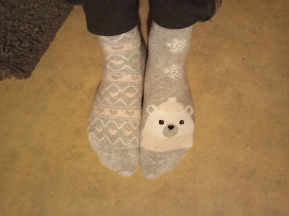 big_sis79's tweet photo. Ein Dank an alle Kolleginnen die meine nicht zusammenpassenden Socken nicht kommentiert haben 😂 🧦 https://t.co/V4BWUjjyTH
