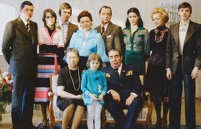YMargaryn's tweet photo. @AndropovIouri @l_brejnev @SirLawrenceBarr @HKrazuky @KrouchtchevN @NicolaeCeaucesc @ceausescu_elena @filochanov @TrofimLyssenko Le sens de la famille, sans sourciller ❤️ https://t.co/CPZHkXsCIz
