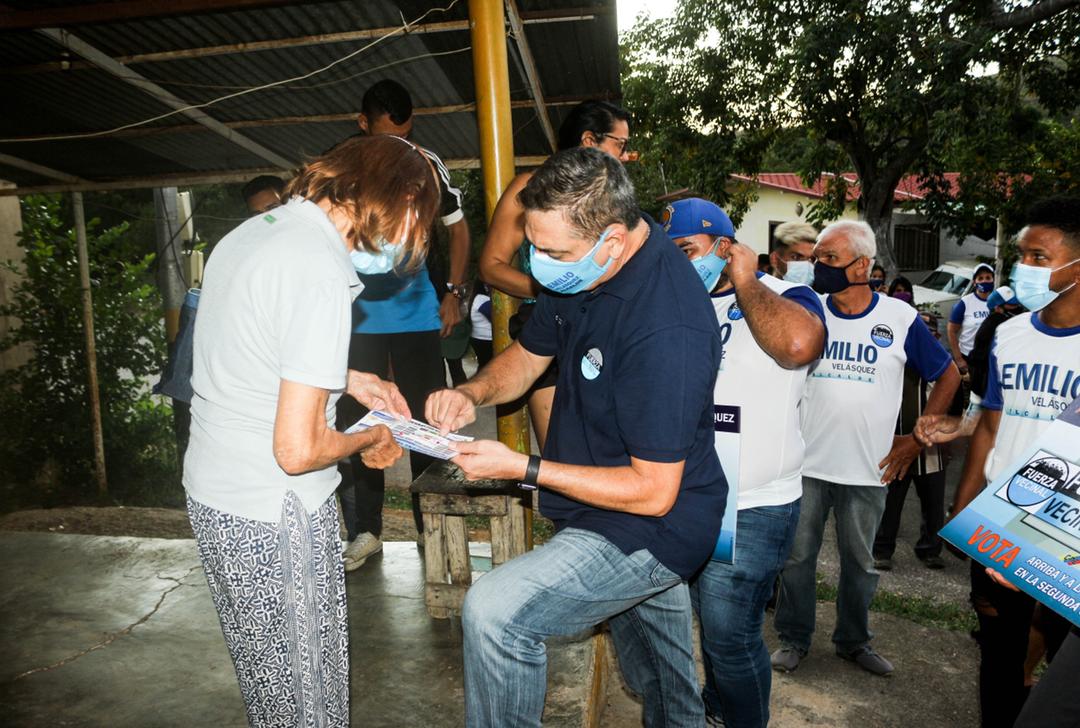 BajoLaLupaInfo's tweet photo. #HoyEsNoticia El candidato a la alcaldía de Gómez por #FuerzaVecinal, @emiliorafael_ estuvo en el sector Cuchivano de #ElMaco
"En Gómez hay más de 10 años de desidia. Dejan solos a nuestros adultos mayores y a los jóvenes que tanto talento tienen y ansias de crecer.
👇🏽 https://t.co/0KGXO60WLs