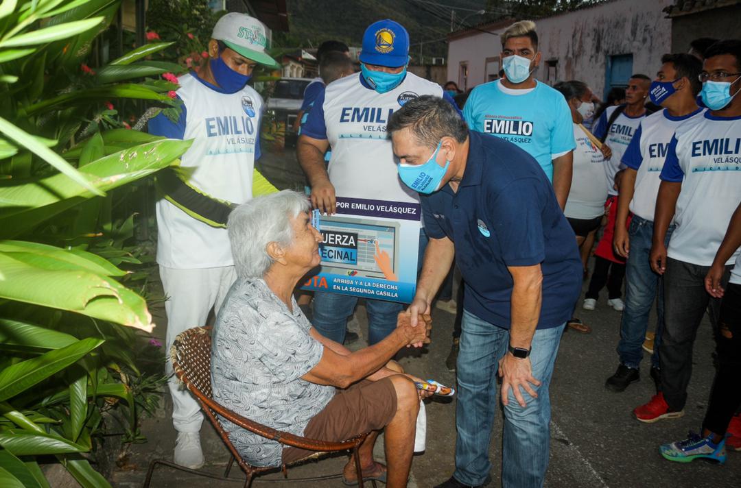 BajoLaLupaInfo's tweet photo. #HoyEsNoticia El candidato a la alcaldía de Gómez por #FuerzaVecinal, @emiliorafael_ estuvo en el sector Cuchivano de #ElMaco
"En Gómez hay más de 10 años de desidia. Dejan solos a nuestros adultos mayores y a los jóvenes que tanto talento tienen y ansias de crecer.
👇🏽 https://t.co/0KGXO60WLs