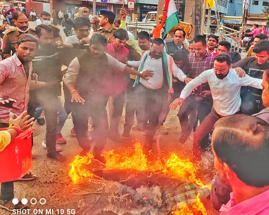 netikchoudhary's tweet photo. सत्ता के नशे में चूर भाजपा प्रदेश प्रभारी का पुतला दहन
 ब्राह्मण समाज और  जैन समाज के खिलाफ की गई अनर्गल टिप्पणी के विरोध में प्रदर्शन किया
@OfficeOfKNath @ASinghINC @VikrantBhuria @VipinWankhede_ @VTripathiINC @ankushwithrg @GaurNsui @RahulCh18674141 @sheshnojha @AnkitDedha09 https://t.co/9EZ2pyL2kX