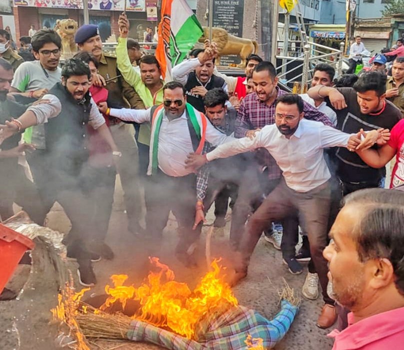 netikchoudhary's tweet photo. सत्ता के नशे में चूर भाजपा प्रदेश प्रभारी का पुतला दहन
 ब्राह्मण समाज और  जैन समाज के खिलाफ की गई अनर्गल टिप्पणी के विरोध में प्रदर्शन किया
@OfficeOfKNath @ASinghINC @VikrantBhuria @VipinWankhede_ @VTripathiINC @ankushwithrg @GaurNsui @RahulCh18674141 @sheshnojha @AnkitDedha09 https://t.co/9EZ2pyL2kX