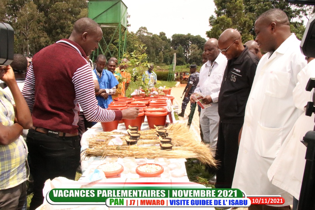 1/n #VacancesParlementaires | J7 | Le Très Hon. Gelase Daniel Ndabirabe | Président de l’A.N a effectué une visite méticuleusement guidée au sein de l’ISABU #Gisozi en @MwaroProvince. Ce centre de recherches agronomiques du #Burundi avance à pas de géant, à un point inimaginable.