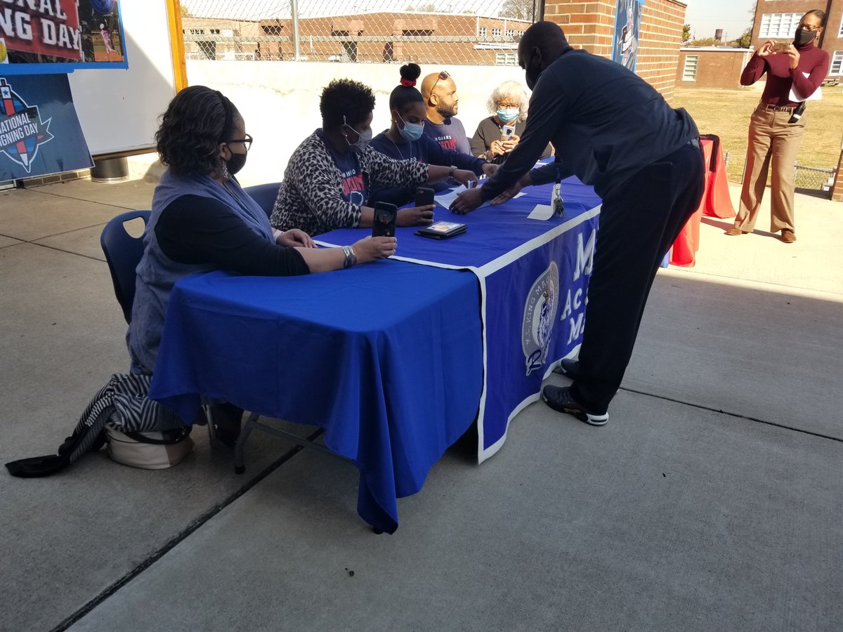 Congrats <a href="/kelsiejarrett_/">Kelsie jarrett</a> on signing with <a href="/HUBisonSoftball/">Howard Bison Softball</a> #RoyalUp #LadyRoyalsSoftball #NextLevelRoyals