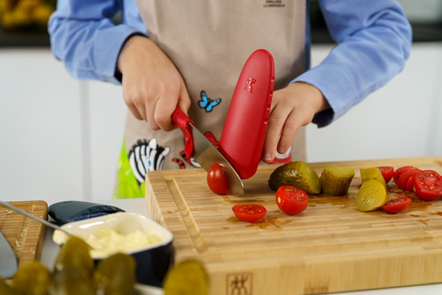 MOScomunicacion's tweet photo. ZWILLING, que desde 1731 es icono de calidad, funcionalidad y precisión, presenta el nuevo cuchillo “con sistema anti cortes” TWINNY, la herramienta pensada para niños llamada a convertirse en favorita de toda la familia. #ZWILLING1731 #culinaryworld #ModernLivingKitchen #TWINNY https://t.co/QqnmU5PEvC