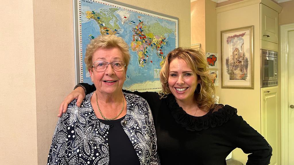 TamaraTol's tweet photo. Mijn bijzonder lieve schoonmoeder Mary is vandaag jarig. 🎉🎁We zijn nu met ons gezin op visite. Het is gezellig en natuurlijk weer taart erbij 🍰 😃 #feest #verjaardag #jarigejet https://t.co/5neYqnnWDk