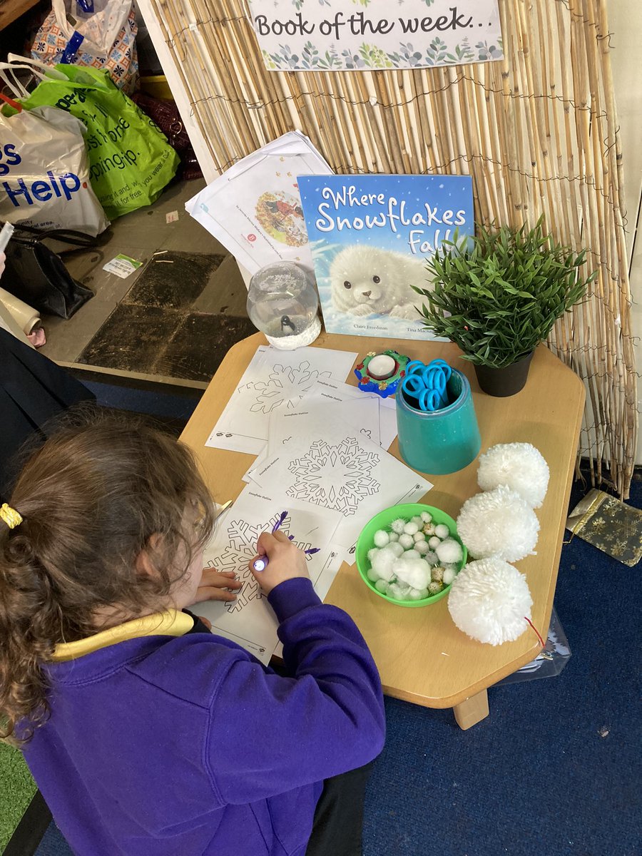 MissSmartLHS's tweet photo. The children have loved colouring in their own snowflakes after listening to our book of the week ‘Where snowflakes fall’ ❄️ @HeadLHS https://t.co/xASnr2DwK2