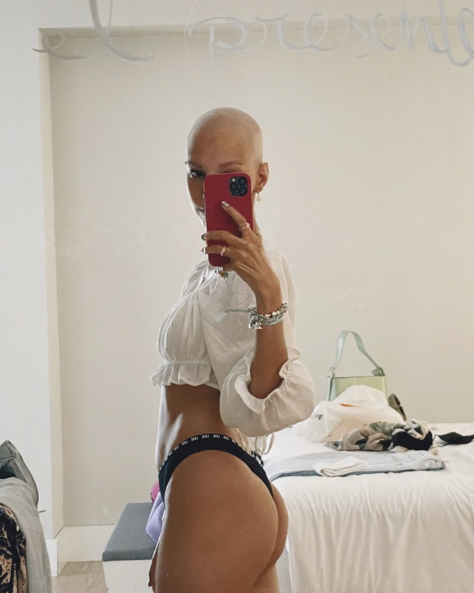 elenahuelva02's tweet photo. Calva, pero sexy también. :)
#misganasganan #fuckcancer #esparami #porquequiero https://t.co/BGtTGJlApQ