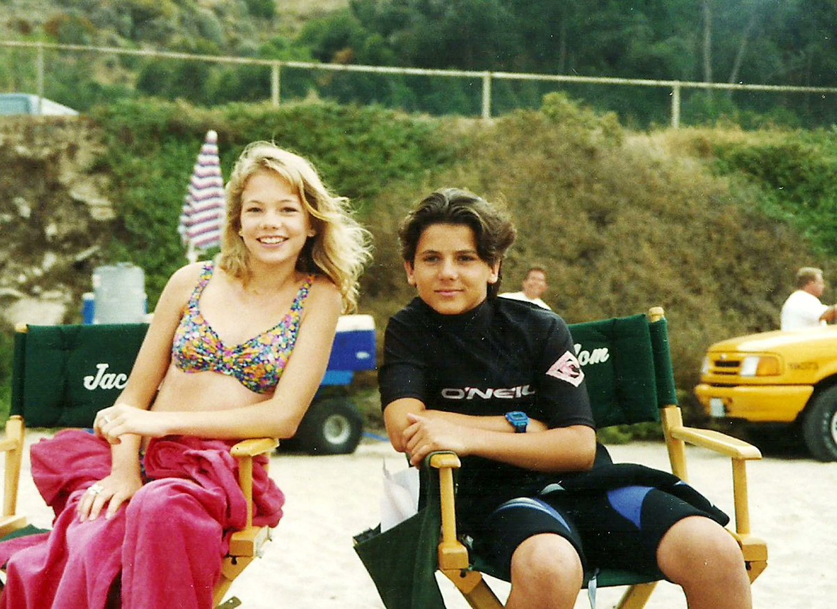 Lessthan2000's tweet photo. Prior to playing #PaceyWhitter on Dawson's Creek, #JoshuaJackson was Charlie in The #MightyDucks.  Prior to playing #JenLindley, Michelle Williams' first ever acting credit was as "Hoby's Groupie" on the international sensation #Baywatch!

#DawsonsCreek #MichelleWilliams https://t.co/jwsNitfSkH