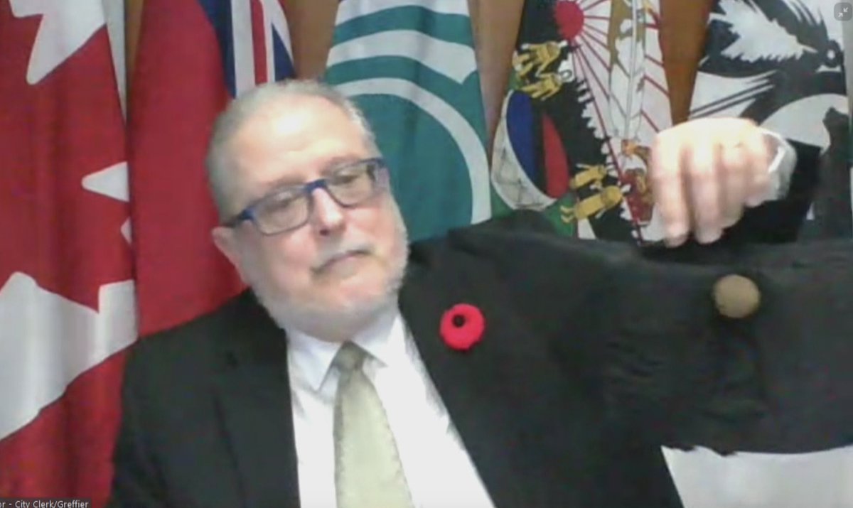 @jchianello City clerk Rick O'Connor pulled names from a hat for speaking order, but it's no typical hat.
It's a tricorn hat on loan from #OttCity archives bought in time for Queen Elizabeth's 1953 coronation.