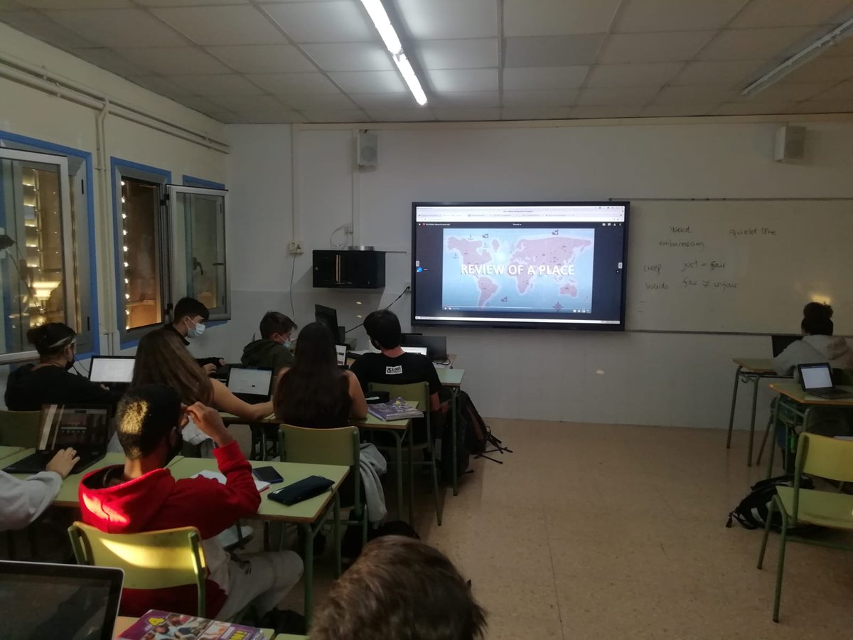 INSDolorsAleu's tweet photo. A l'assignatura d'anglès, els alumnes de 4rt han treballat les competències de la dimensió oral convertint-se en youtubers! Han pogut posar en pràctica els continguts claus apresos a classe mentre explicaven què havien fet aquest estiu.
#femfuster #youtubers #esl #angles https://t.co/iUJbbvJ3m7