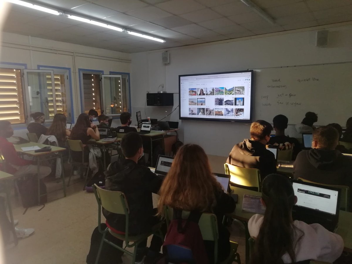 INSDolorsAleu's tweet photo. A l'assignatura d'anglès, els alumnes de 4rt han treballat les competències de la dimensió oral convertint-se en youtubers! Han pogut posar en pràctica els continguts claus apresos a classe mentre explicaven què havien fet aquest estiu.
#femfuster #youtubers #esl #angles https://t.co/iUJbbvJ3m7