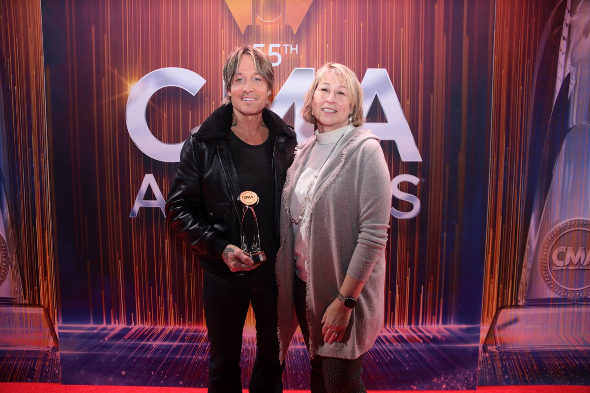 CountryMusic's tweet photo. Backstage at the #CMAawards after rehearsing, @KeithUrban was presented with the CMA International Artist Achievement Award, which recognizes creative growth, development &amp; promotion of Country Music outside of the United States. 🏆

Watch Keith perform TONIGHT on the #CMAawards! https://t.co/KXP0HeZdAS