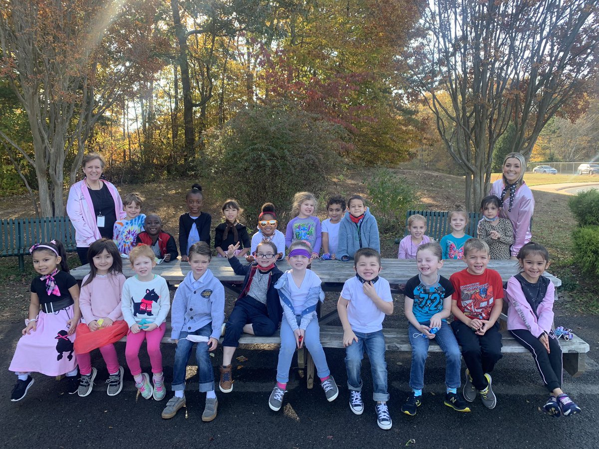MrsHoltzKinder's tweet photo. Happy 50th day of school! 🖤💗 https://t.co/MXrFzEiKSA