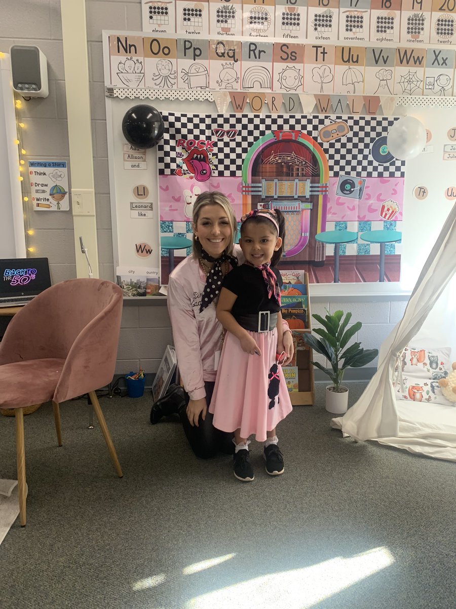 MrsHoltzKinder's tweet photo. Happy 50th day of school! 🖤💗 https://t.co/MXrFzEiKSA