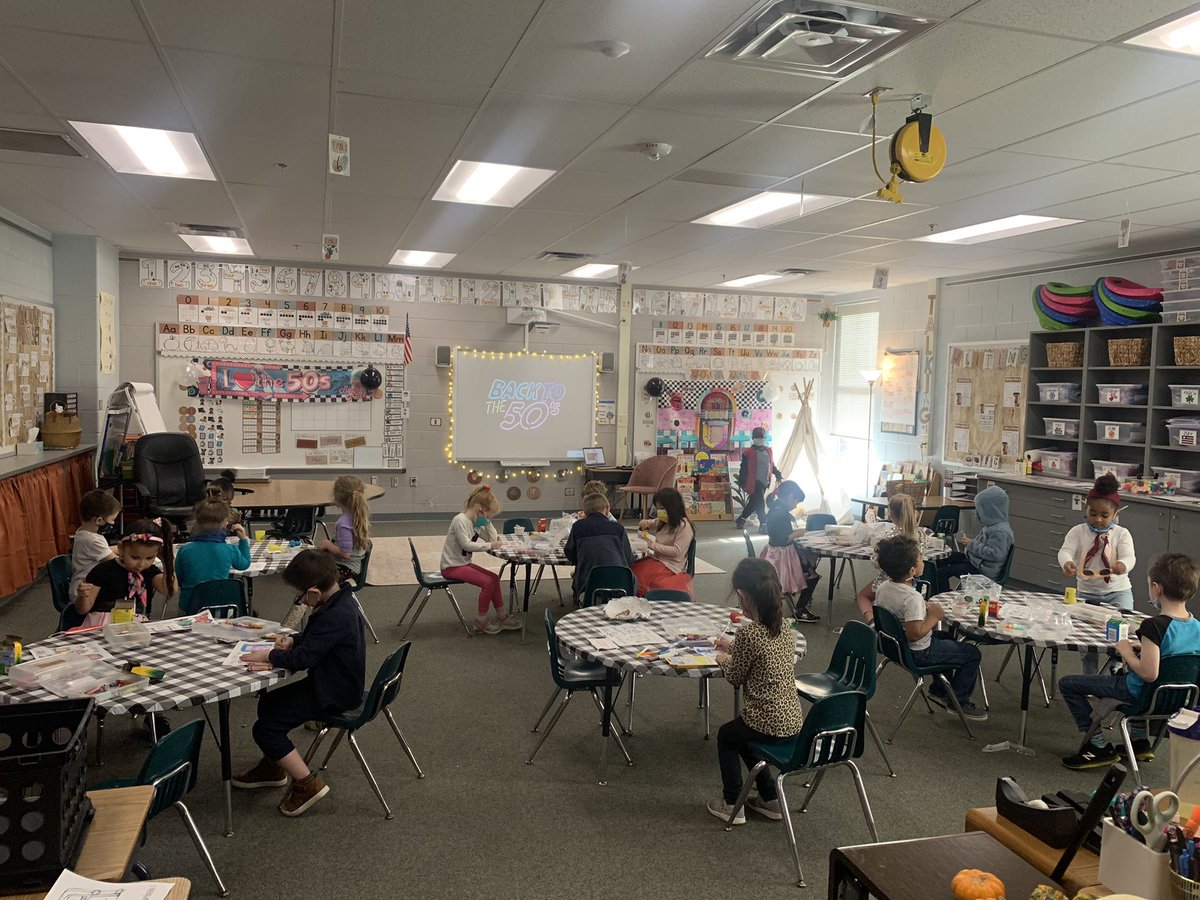 MrsHoltzKinder's tweet photo. Happy 50th day of school! 🖤💗 https://t.co/MXrFzEiKSA