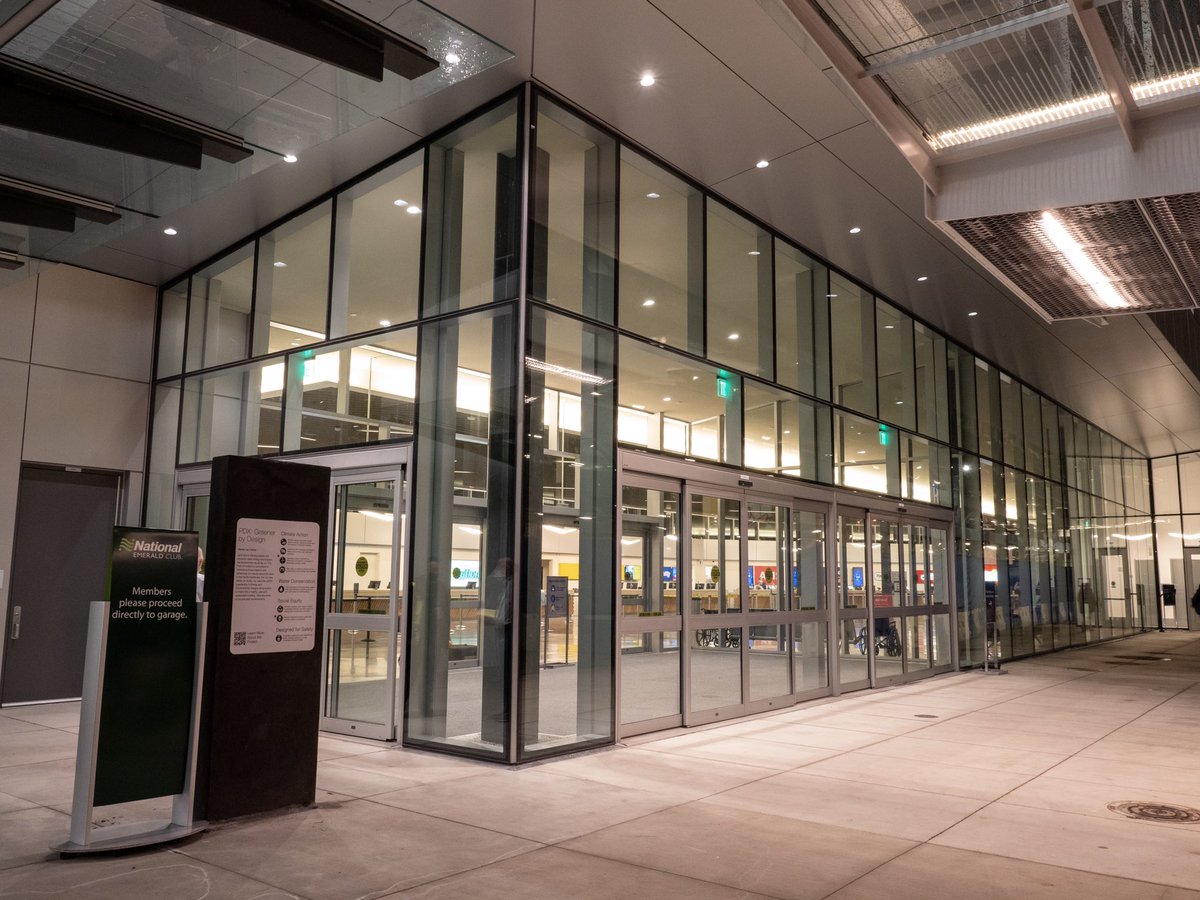 flypdx's tweet photo. Walking distance to all rental cars ✔️ No more shuttle buses ✔️ 11 brands, including newcomers @SixtUSA and @Zipcar ✔️ 

Say hello to our beautiful new rental car center. #PDXNext https://t.co/eN5pR3ZA6e