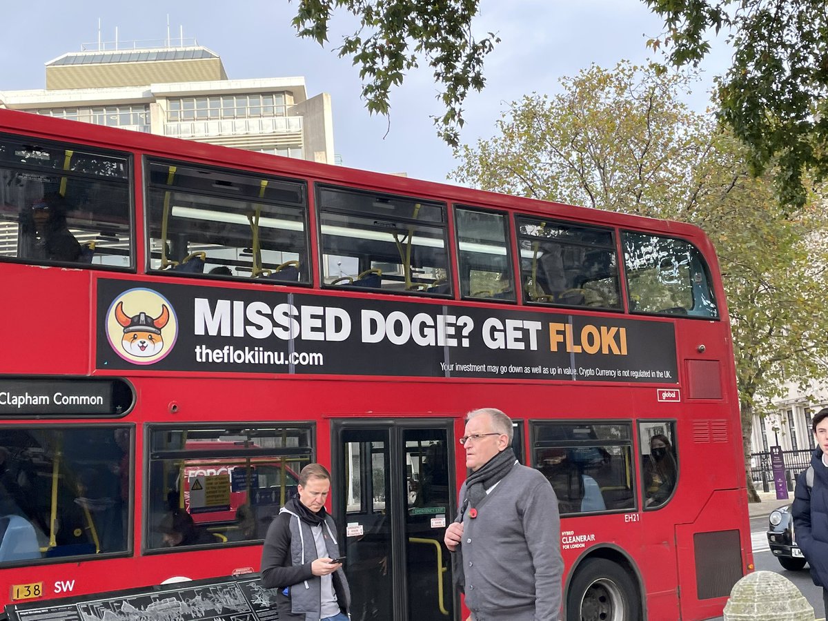 Solyman's tweet photo. @Eljaboom Central London outside Buckingham Palace https://t.co/0bK7L5DvHD