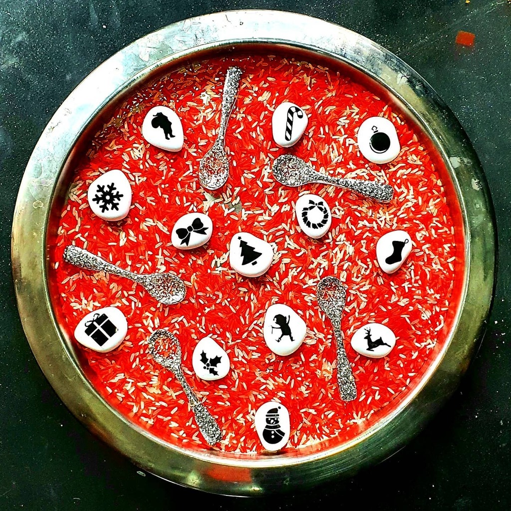 Christmas tray 🎄
.
Super simple tray with candy cane peppermint rice, glitter sensory spoons and our Christmas Sensory Stones 🤩
.
 Learning opportunities
⭐ sensory exploration
⭐ communication and language 
⭐ understanding the world 
⭐ fine motor … instagr.am/p/CWGsZC_rIBF/