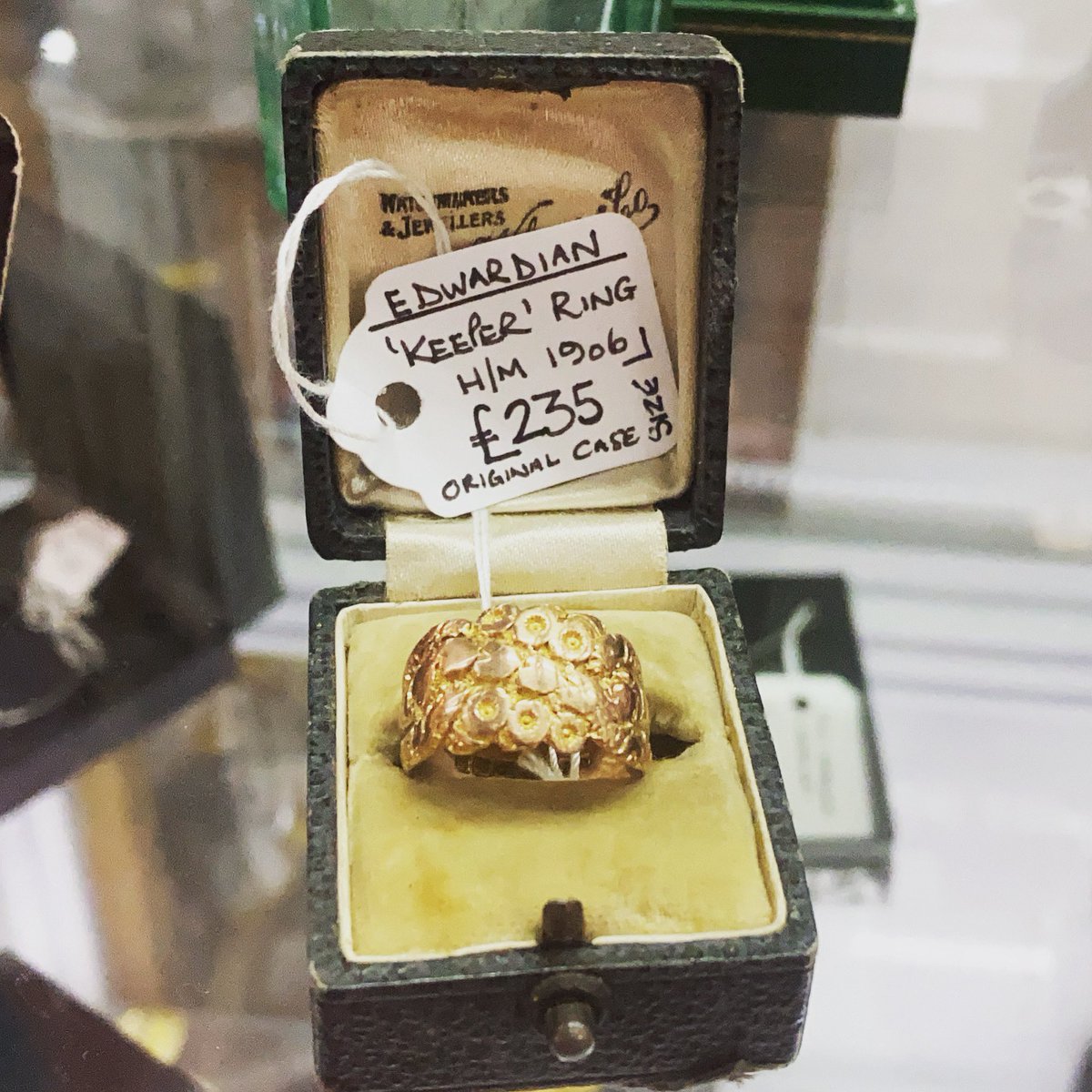 astraantiques's tweet photo. Edwardian keeper ring #1906 #edwardian #keeperring #goldring #goldkeeperring #originalbox #astraantiquescentre #hemswell #goldjewellery #jewellery #antiquejewelry https://t.co/RuFUdtFF5d