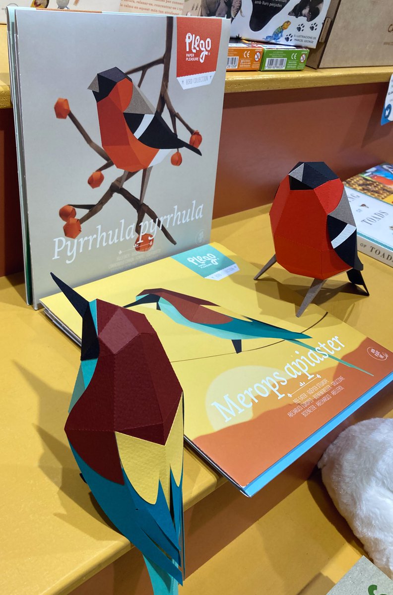 oryxnatura's tweet photo. Mireu qui ha arribat al carrer Balmes 71! 😮 Les noves figures d’ocells de @plegopaper ja disponibles a Oryx: el pinsà borroner i l’abellerol. 
↪️ https://t.co/ow2wz6PrB7

#pyrrhulapyrrhula #meropsapiaster https://t.co/L0qFrBHBAR