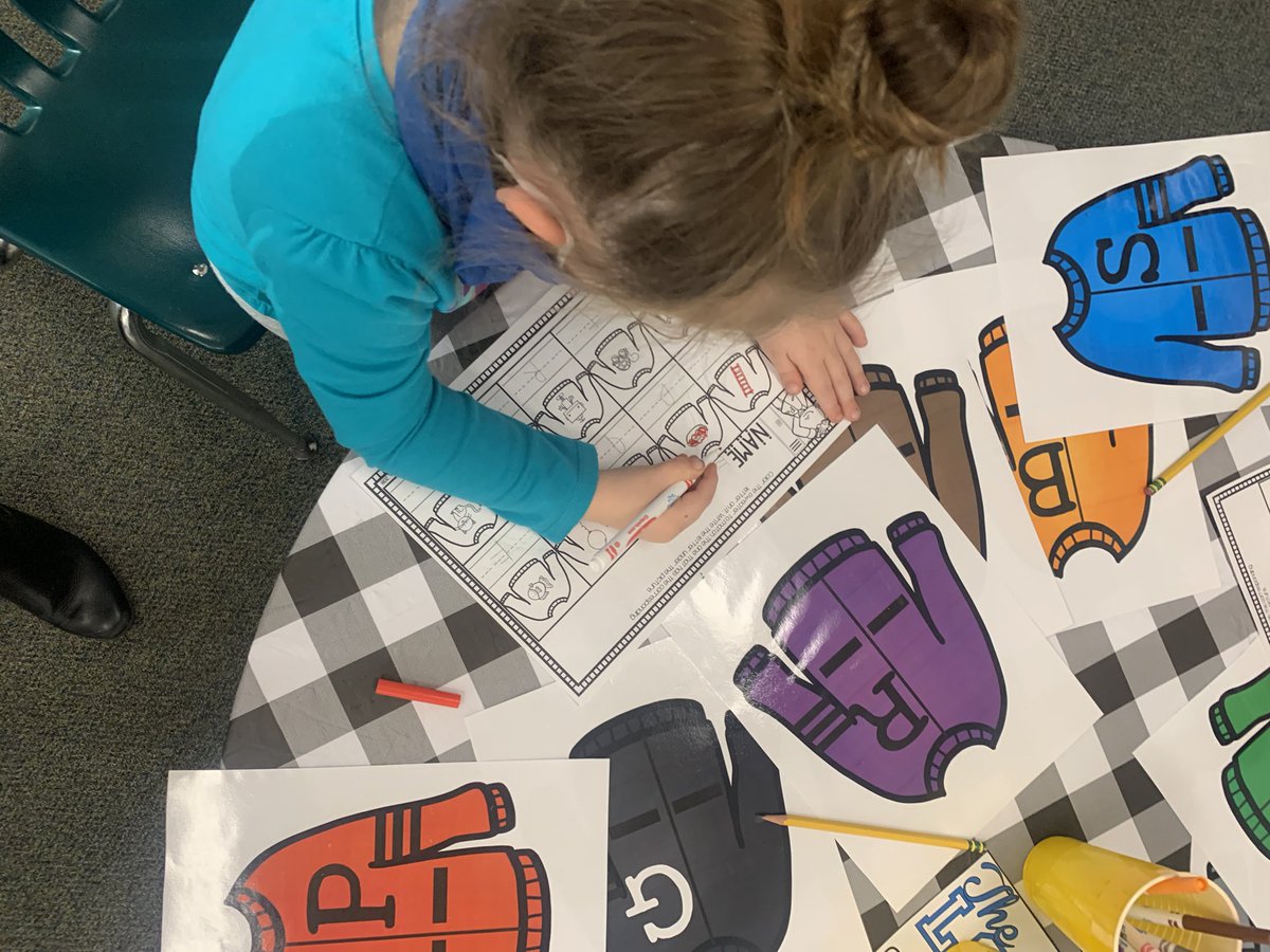 MrsHoltzKinder's tweet photo. We had so much fun with our 50th day themed centers this morning! https://t.co/BbSmilj2ZI