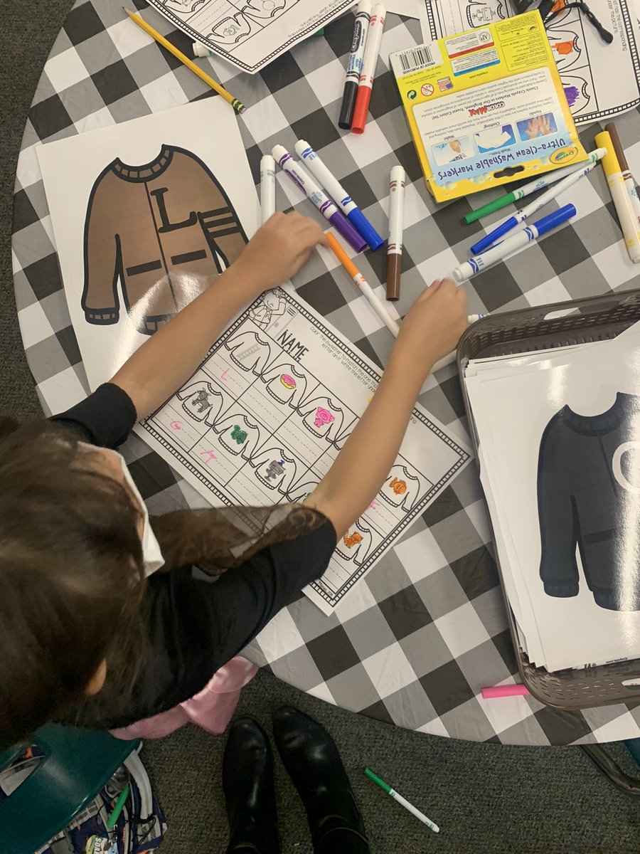 MrsHoltzKinder's tweet photo. We had so much fun with our 50th day themed centers this morning! https://t.co/BbSmilj2ZI