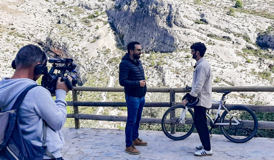 Ahir vaig estar acompanyant de nou a l'equip de <a href="/terravivaapunt/">Terra Viva</a> 📺 en un nou reportatge sobre #Bocairent. Amb ganes de veure el resultat i encantat de treballar amb <a href="/FrankSurimi/">Frank.Surimi</a> 😊

#visitabocairent #terraviva #àpunt