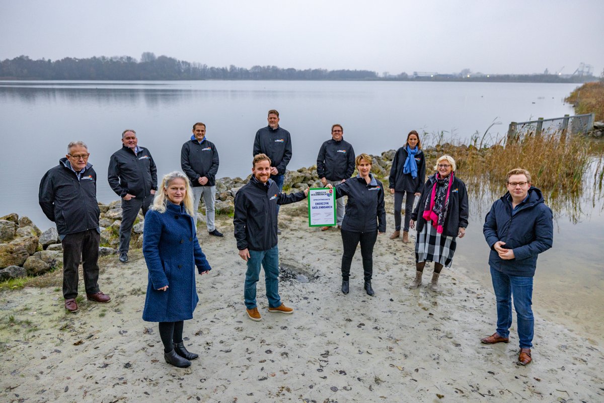 achtkarspelen's tweet photo. Dorpsbelangen Jistrum-Skûlenboarch, Plaatselijk Belang Kootstertille, Plaatselijk Belang Drogeham en Dorpscoöperatie Enerzjyk Eastermar hebben Gebiedscoöperatie Enerzjyk Skûlenboarch opgericht. Wethouders Margreet Jonker en Andries Bouwman waren aanwezig bij de ondertekening. https://t.co/rojil5JO7F